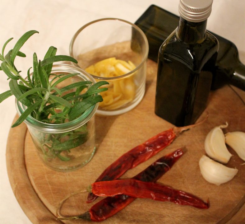 &#8222;DIY in a jar&#8220; Chili- und Kräuteröle